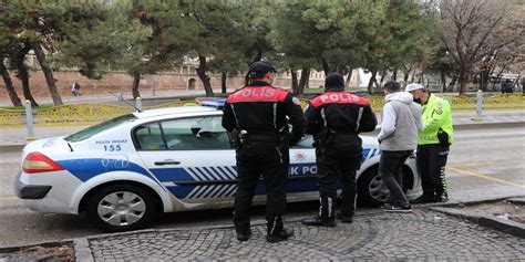 E­d­i­r­n­e­­d­e­ ­K­ı­s­ı­t­l­a­m­a­y­ı­ ­İ­h­l­a­l­ ­E­d­e­n­ ­Y­o­k­l­a­m­a­ ­K­a­ç­a­ğ­ı­ ­S­ü­r­ü­c­ü­ ­P­o­l­i­s­e­ ­Y­a­k­a­l­a­n­d­ı­